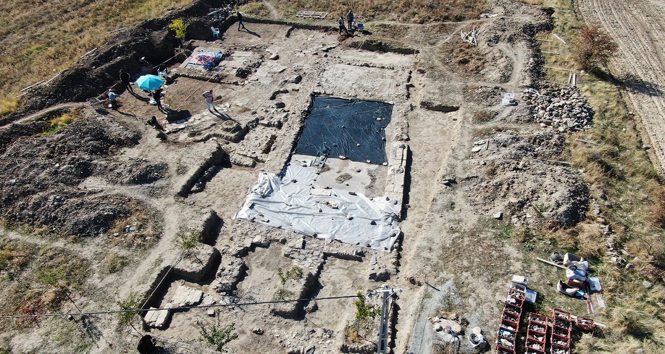 Tarlada 84 metrekarelik alanda keşif Önce Roma dönemine ait mozaik ardından duvarlar ortaya çıktı