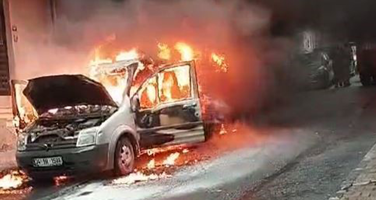 Esenlerde park halindeki otomobil alev alev yandı Yangın arkadaki minibüse de sıçradı
