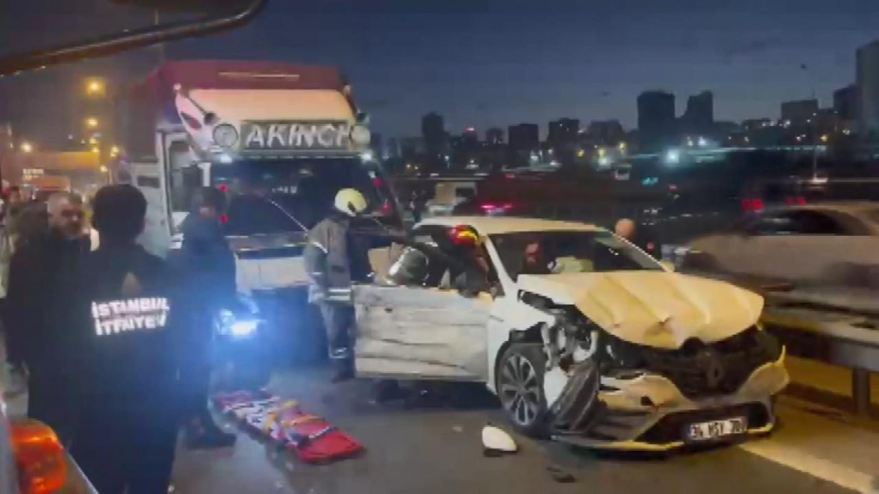 Bağcılar'da zincirleme kaza: Yaralılar var! Trafik kilitlendi...