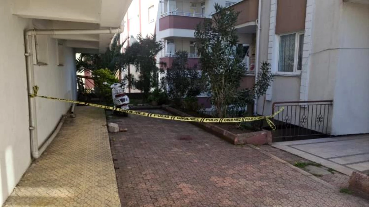 Zonguldak'ta Restoran Camını Silerken Düşen Kadın Ağır Yaralandı