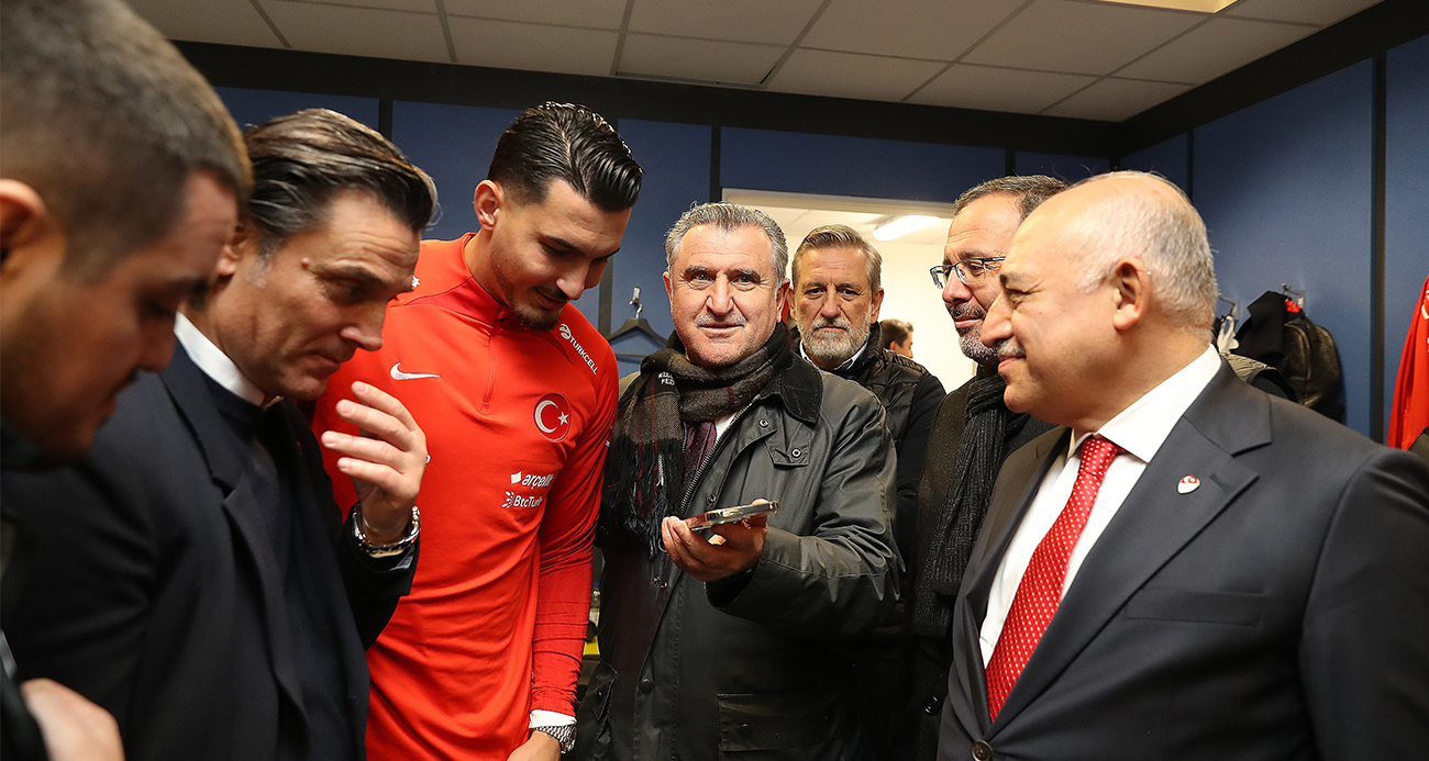 Cumhurbaşkanı Erdoğan A Milli Futbol Takımını telefonla tebrik etti