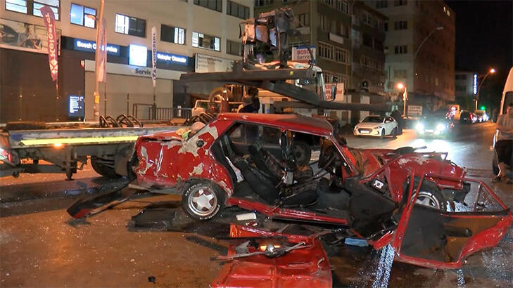 Zeytinburnu nda otomobil oksijen yüklü tankere çarptı 2 yaralı