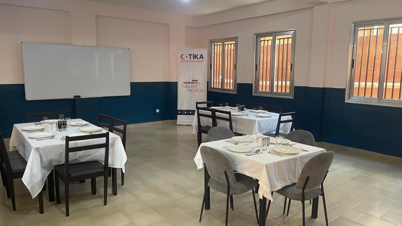 Gineli Bakan'dan TİKA projesine övgü dolu sözler