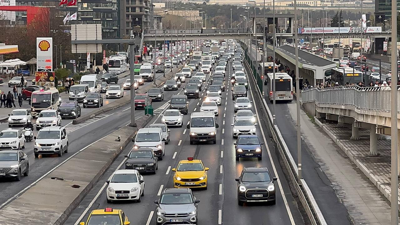 İstanbul'da haftanın ilk mesai gününde trafik yoğunluğu yüzde 72'ye kadar çıktı