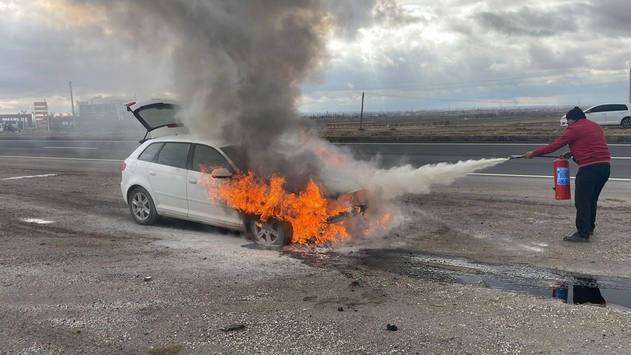 Otomobil hareket halinde yandı!