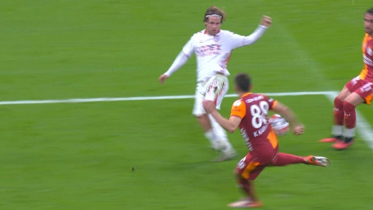 Penaltı verilmeyen pozisyon sonrası gerilim artıyor: Futbolda kritik zirve