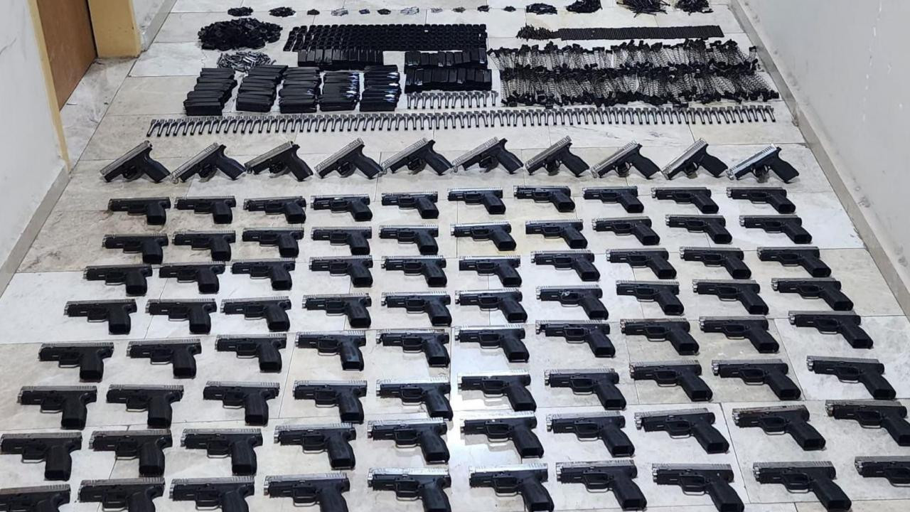 Silah kaçakçılarına darbe! Otomobilden cephanelik çıktı